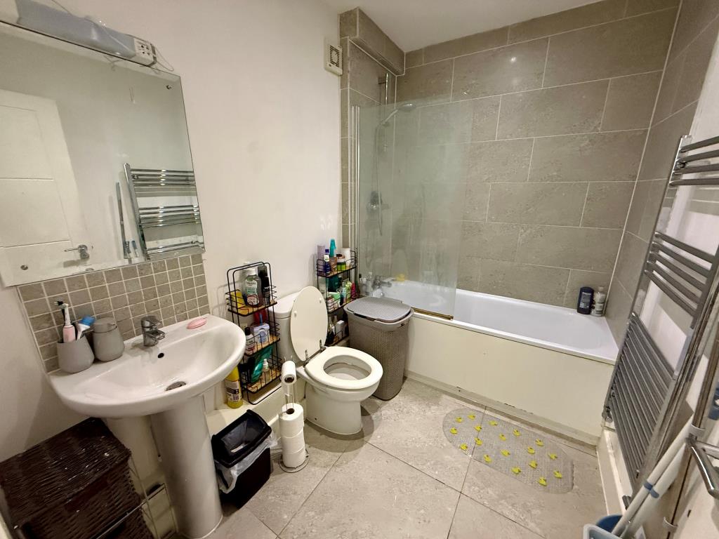 Lot: 85 - FREEHOLD BLOCK OF FLATS FOR INVESTMENT - Flat two bathroom with W.C.